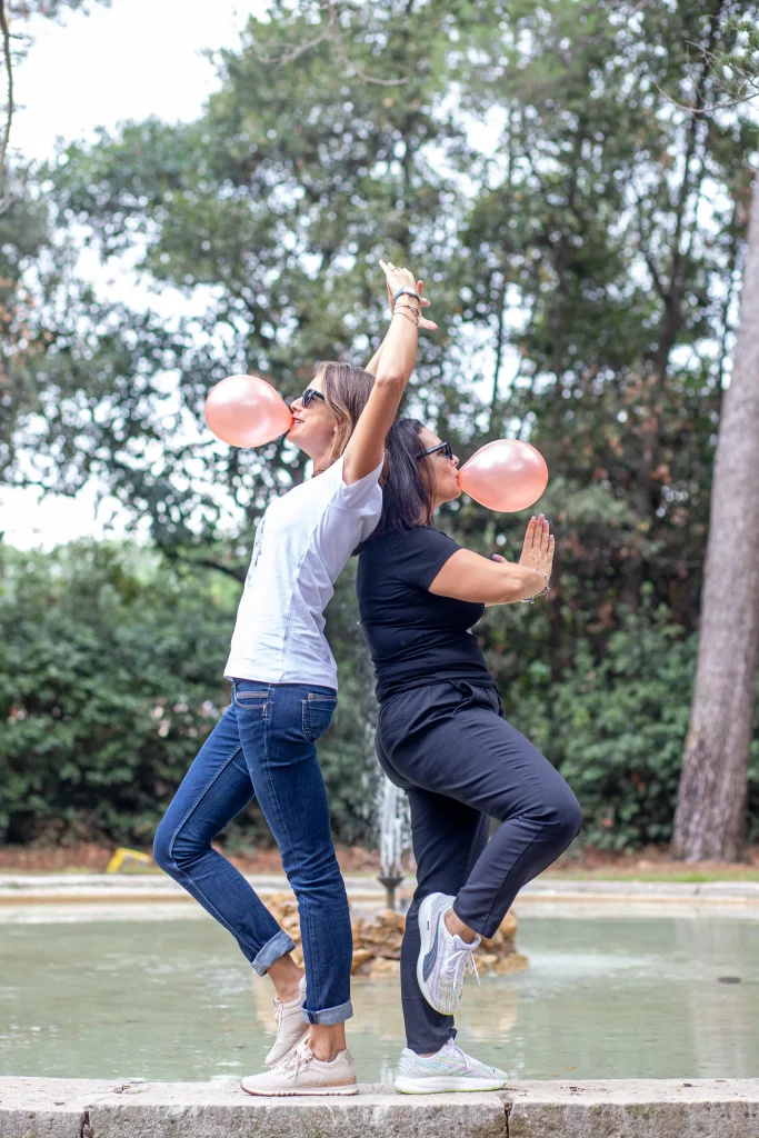 Deux filles lors d'un shooting photo evjf qui font une pause de yoga avec un ballon dans la bouche . Photographie faite par un photographe professionnel evjf
