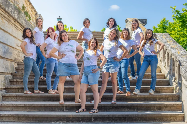 photo evjf, toutes les filles sur un escalier qui prennent la pauses à la promenade du Peyrou à Montpellier