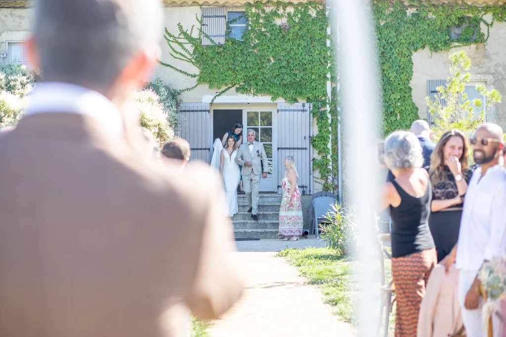 cérémonie laïque, photo du lieu de la cérémonie, la mariée s'avance dans l'allée aux bras de son papa, photo faite par un photographe de mariage professionnel
