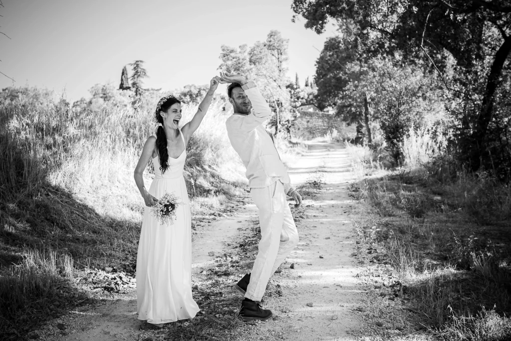 Couple de mariée qui danse dehors et qui rigole photographier par un photographe de mariage.