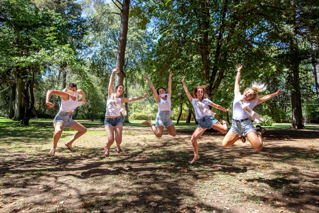 séance photo evjf au domaine de Grammont à Montpellier dans l'Hérault, les filles sautent toutes les 5 en même temps en faisant une grimace.