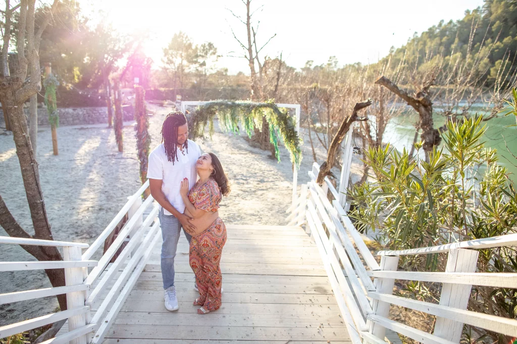 photo de grossesse en couché de soleil, le papa et la maman se regarde tendrement