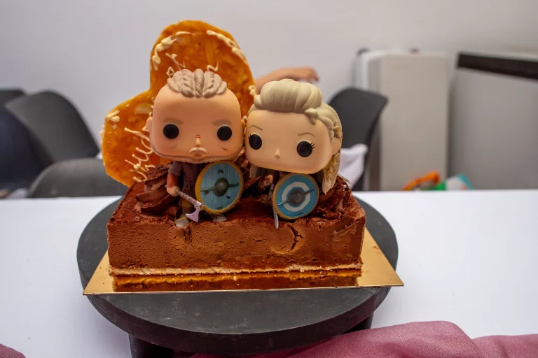 photo du gâteau pendant un mariage avec deux personnages vikings sur le dessus