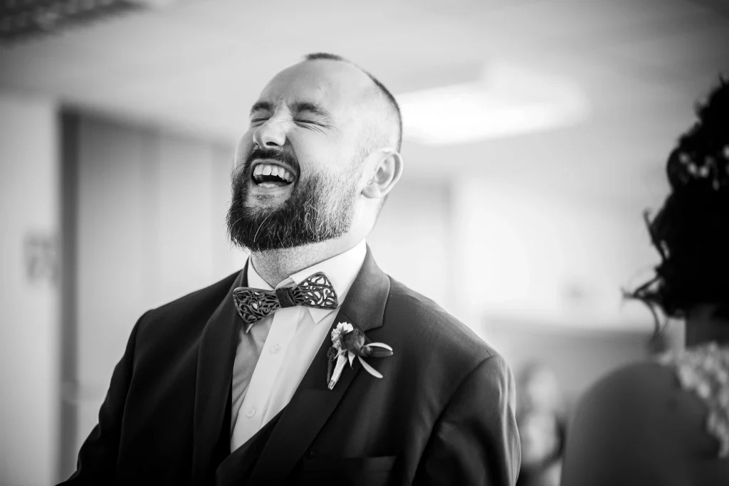 marié qui éclate de rire durant la cérémonie civile