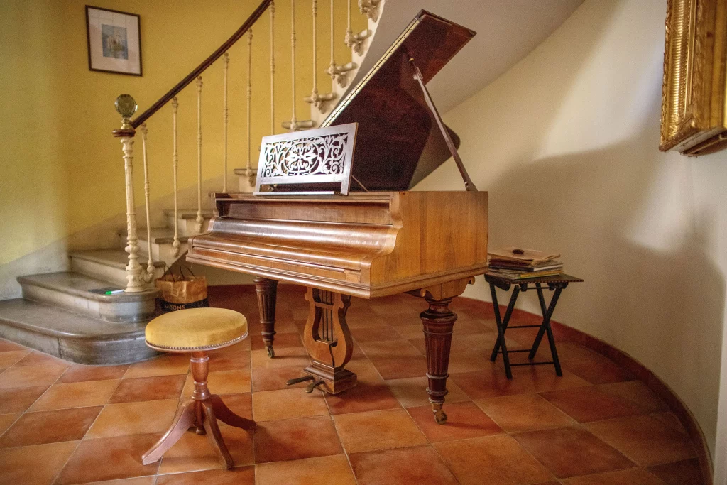photo d'un piano dans le château de Sériège