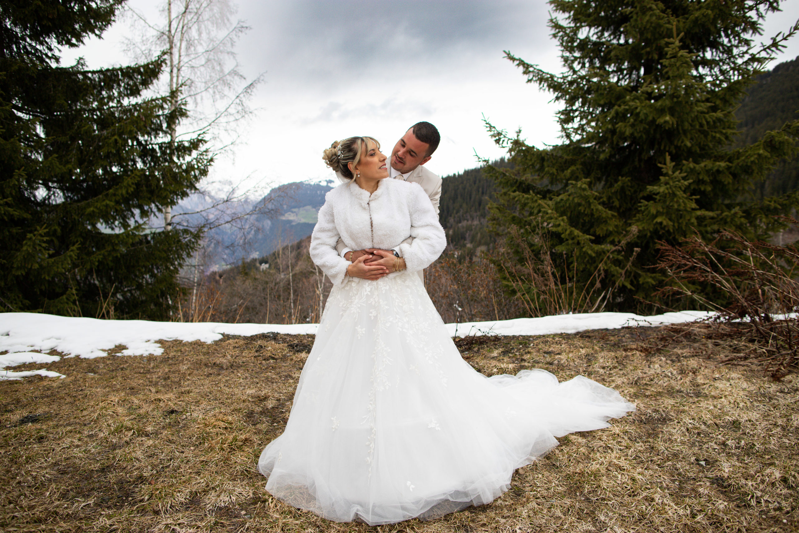 deux mariés à la montagne durant leurs séance de couple