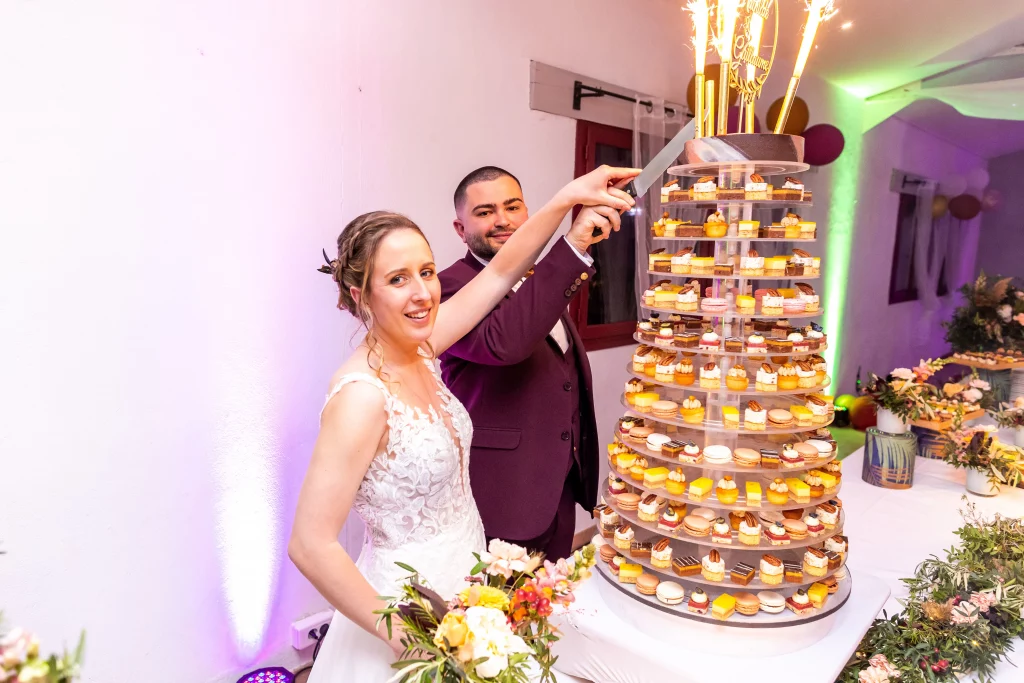photographie de la découpe du gâteau lors d'un mariage