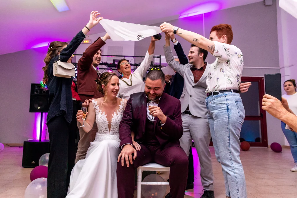 les mariées se font arrosé de champagne par les invités sous fond de tradition