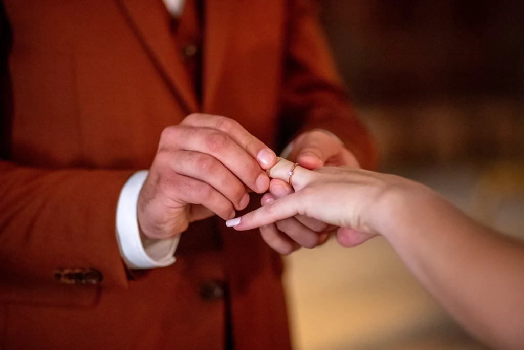 photographie de l'échange des alliances durant la cérémonie religieuse