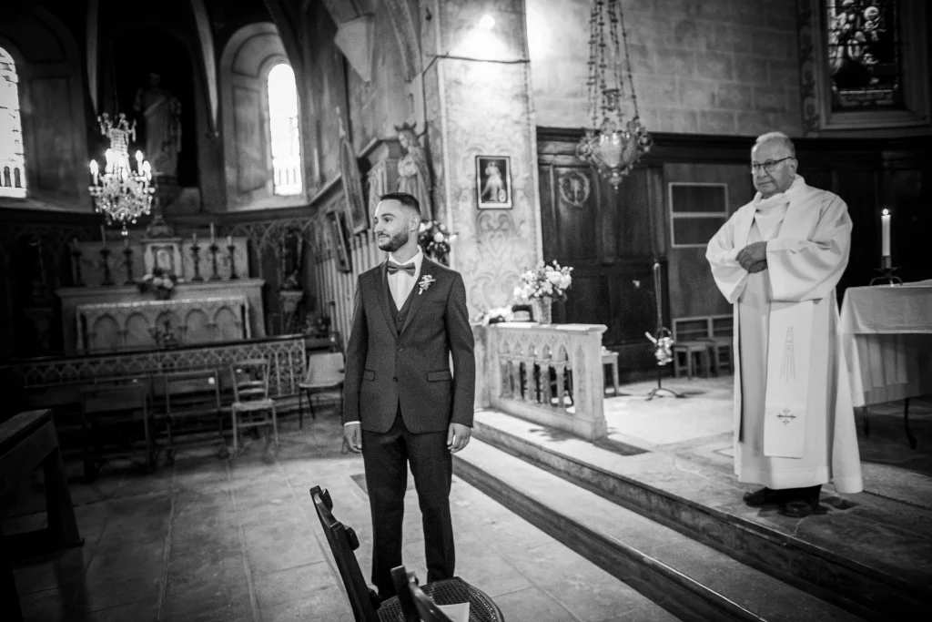 photographie de mariage dans l'Hérault, le marié attend la mariée au pied de l'autel à l'église