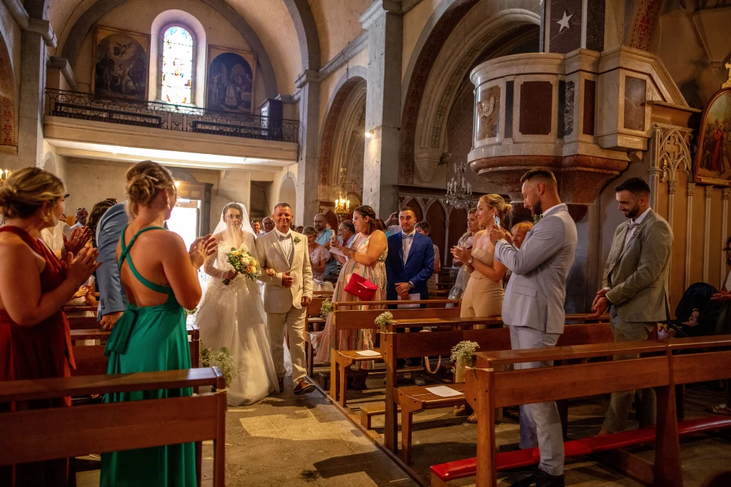 entrée de la mariée dans l'église au bras de son papa