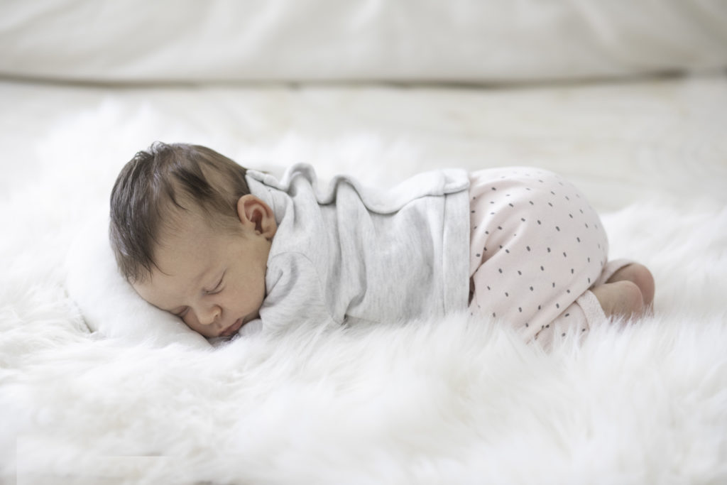 Photo de bébé sur un lit qui dort entouré d'un drap qui forme comme un nuage. Photographe bébé, photographe nouveau-né, photographe naissance