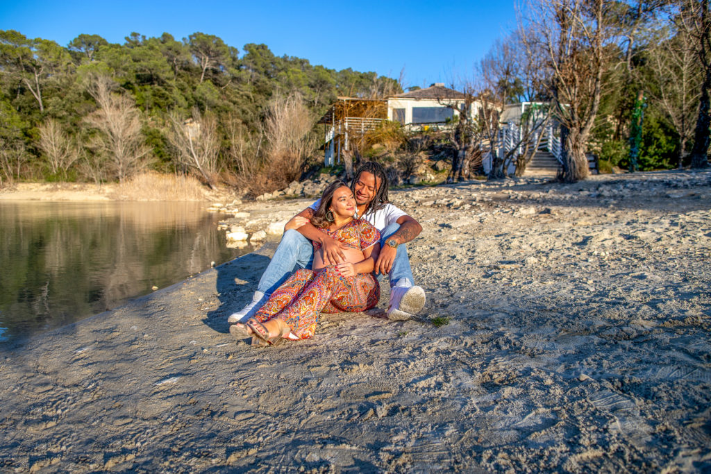 photo d'une femme enceinte et de son conjoints sur la plage