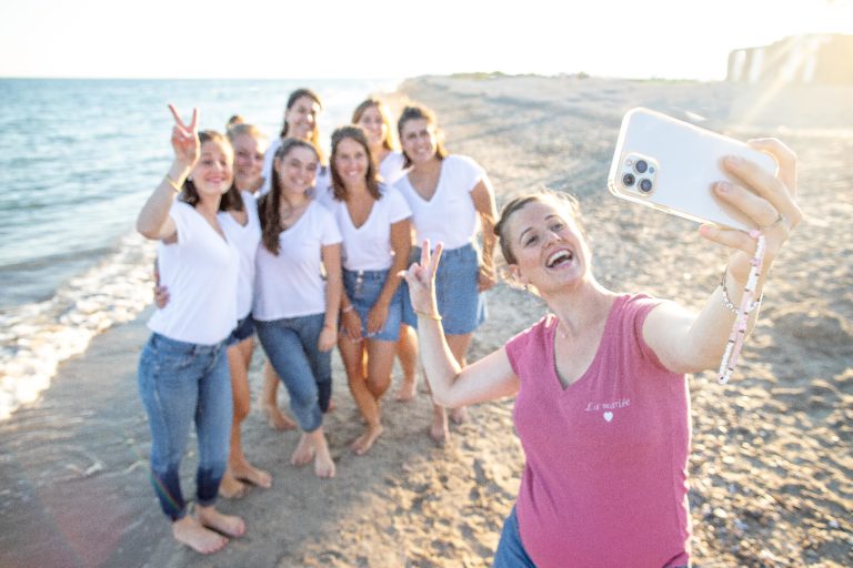groupes de filles, sur une plage qui se prennent en photo