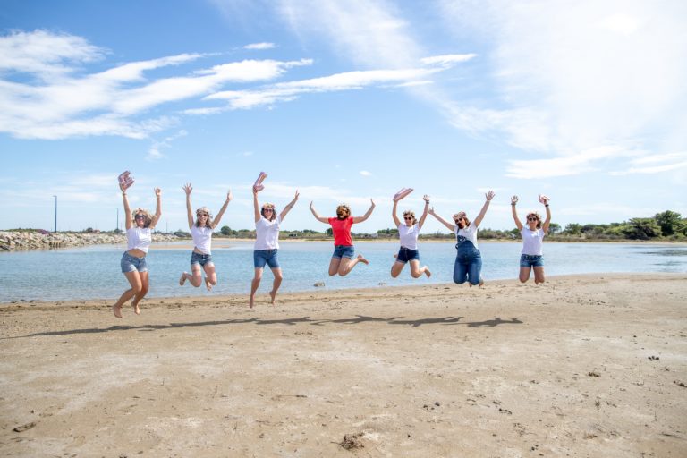 groupes de filles, sur une plage qui sautent en l'air