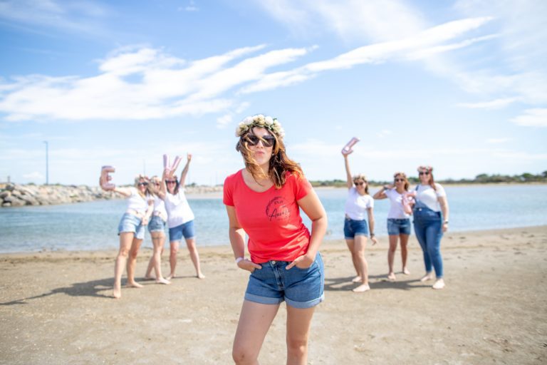 groupes de filles, sur une plage avec des ballons EVJF