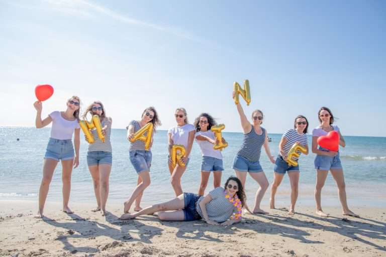 groupes de filles, sur une plage avec des ballons marqué marine