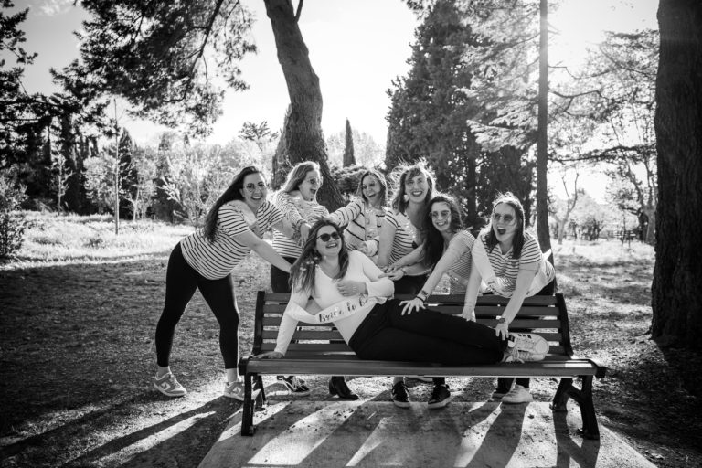 groupes de filles, qui rigolent sur un banc pendant un EVJF