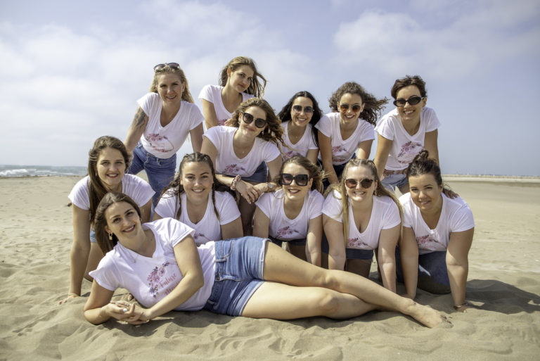 groupes de filles, sur une plage