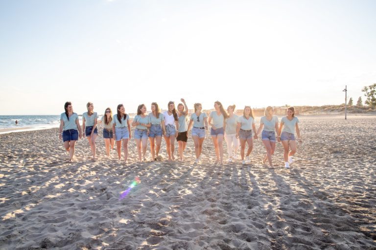 groupes de filles, sur une plage qui rit entre elles