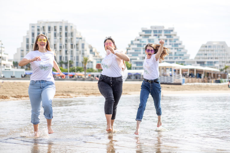 groupes de filles qui sautent sur la plage pendant leurs Evjf