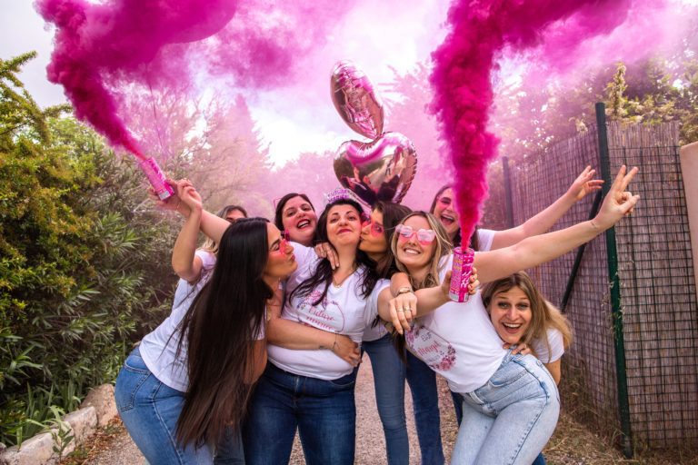 groupes de filles avec des fumigènes roses