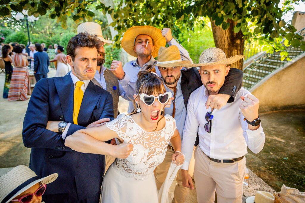 photo de marié qui font les fou devant le photoBooth durant leurs mariage