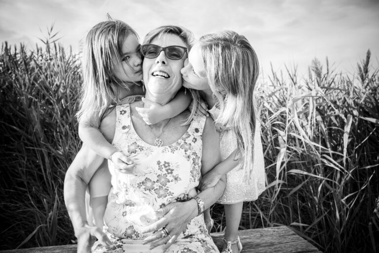 Planifier une séance photo de famille est toujours un moment spécial. L'un des choix les plus importants que vous aurez à faire est celui de la saison. Chaque période de l'année a ses propres charmes et avantages pour capturer des souvenirs qui dureront toute une vie. Voici un aperçu des meilleures saisons pour des photos de famille, et comment chacune peut transformer vos clichés en véritables œuvres d'art.