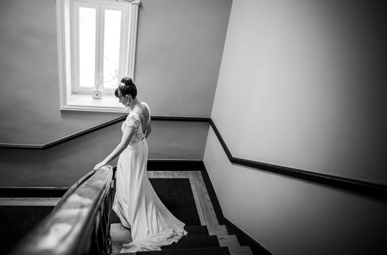 Photographie de Mélanie qui descend les escaliers de lors de leurs mariage à Montpellier, faites par romain graille photographie, photographe de mariage professionnel