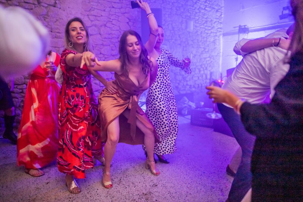 Mariage de Eleonore et Louis dans l'Hérault, photo faite dans un chateau. Photographie de danse de 3 filles qui s'éclatent sur la piste de danse