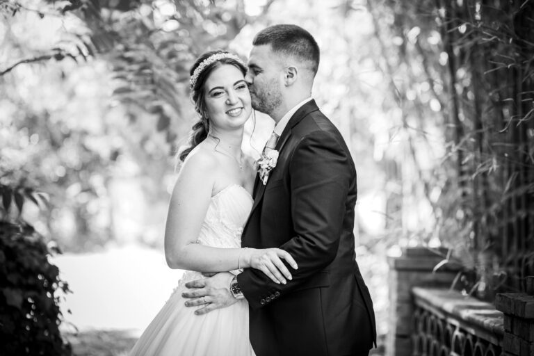 photographie en noir et blanc de Manon et Maxime, qui s'embrasse dans une photo noir et blanc