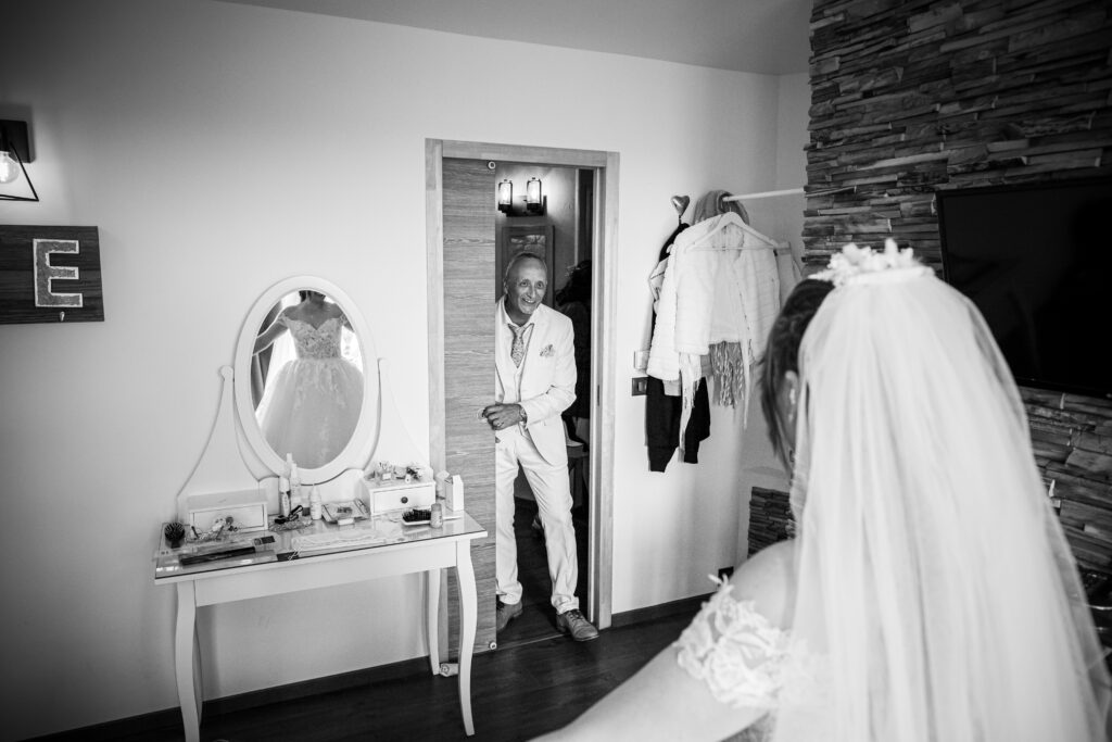 photographie de mariage de Carlen et Davidson à Sète, en noir et blanc, le papa découvre la mariée