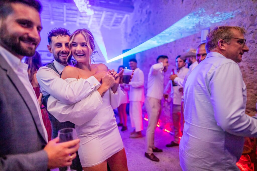 Mariage de Eleonore et Louis dans le Gard, photo faite dans un chateau. Photographie de danse de 3 filles qui s'éclatent sur la piste de danse