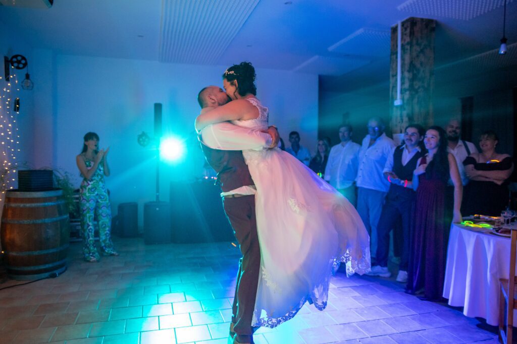 mariage de Elise et Alexis à Alès, photographie de mariage en soirée, le mariée lève la mariée et l'embrasse durant l'ouverture de bal