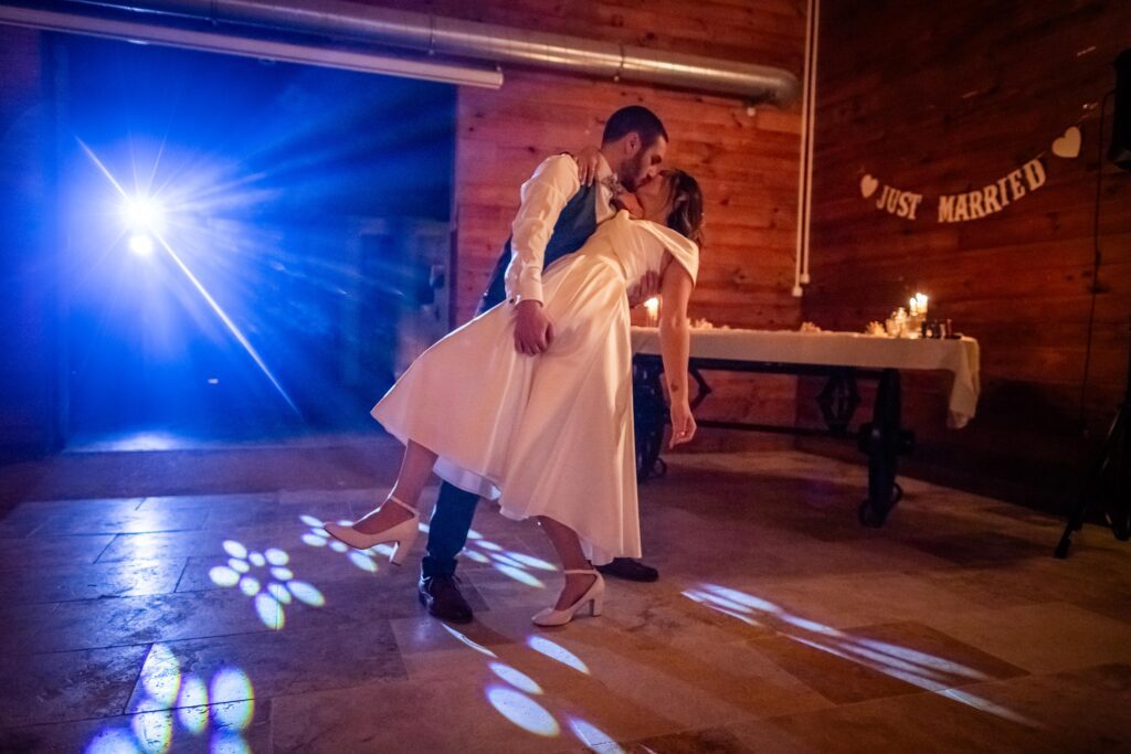 Juliette et William, le marié bascule la mariée durant la séance de danse, photographe de mariage dans le GARD, romain graille photographie