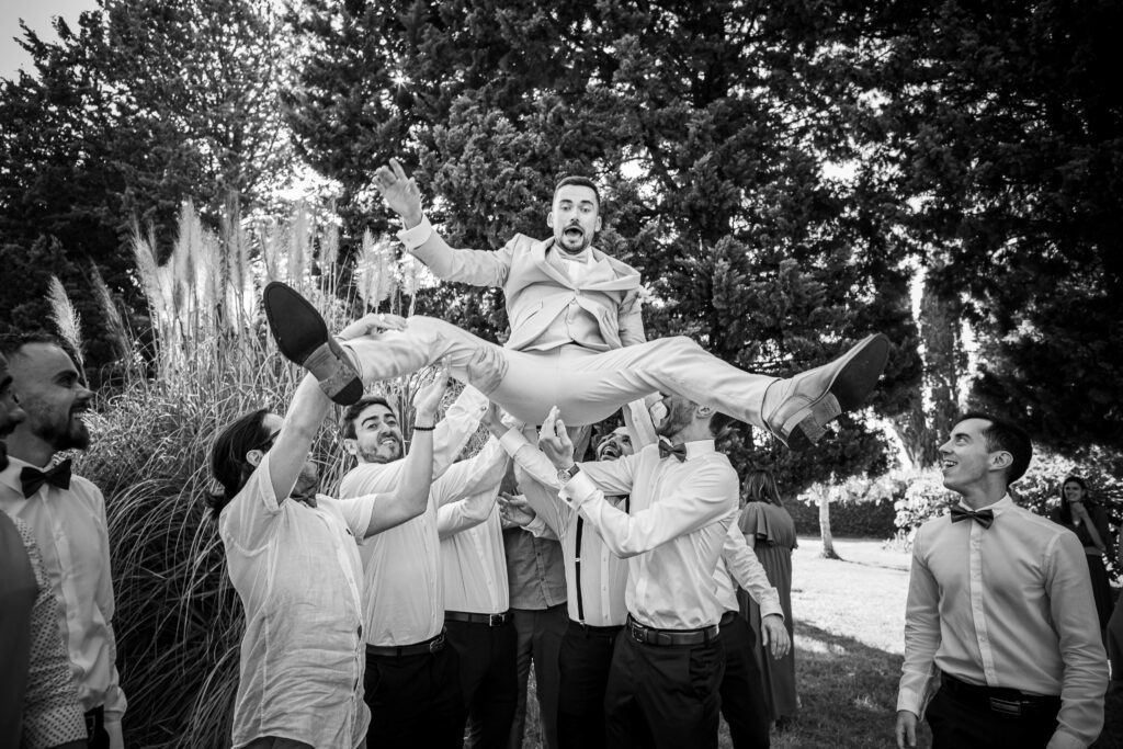 Manon et Adrien a Alès, le mariée est jeté en l'air par ses potes