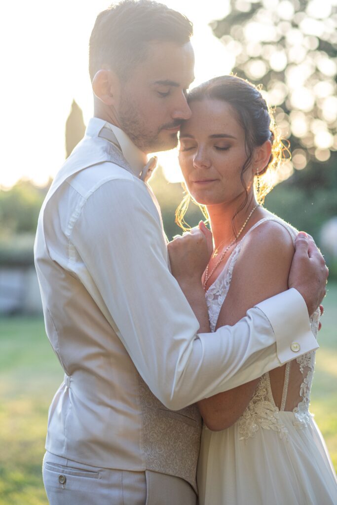 Manon et Adrien a Alès, photographie en couché de soleil, les mariée se serre l'un contre l'autre