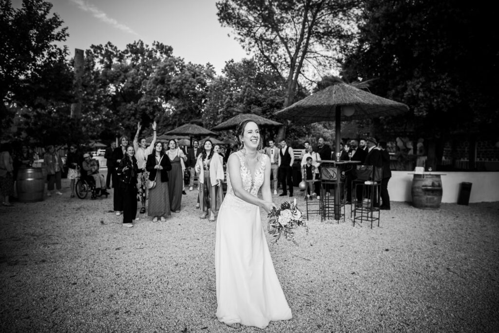 mariage de Mathilde et Guillaume en noir et blanc à Alès, la mariée lance le bouquet