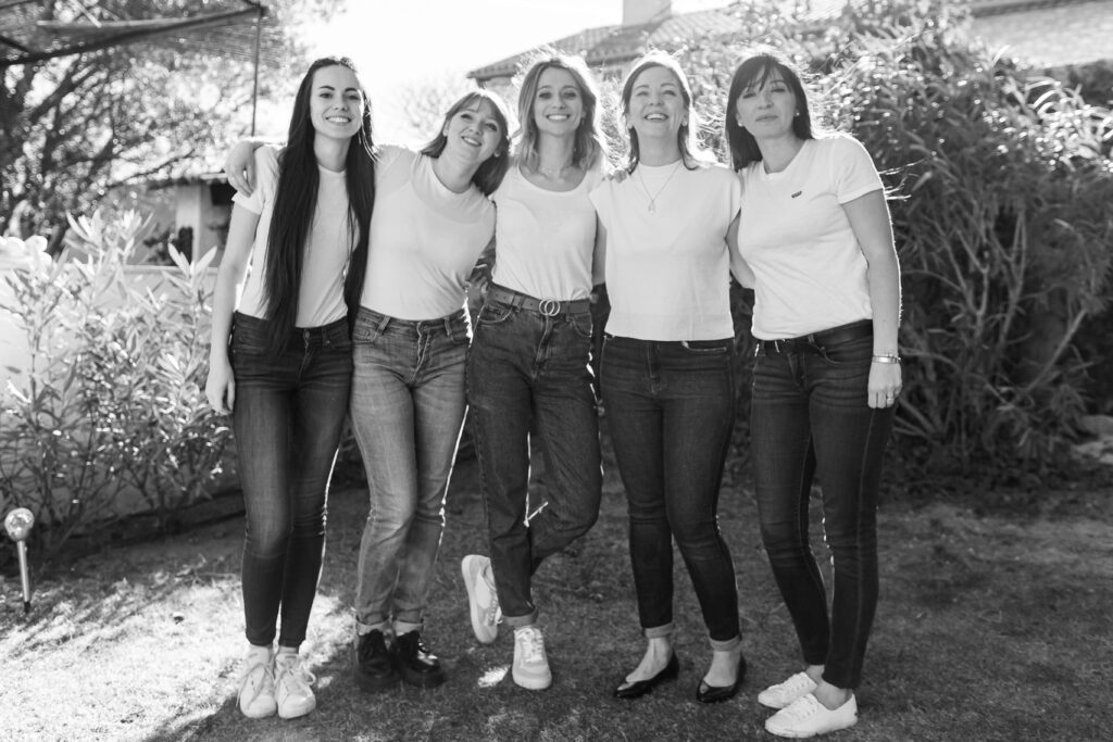 shooting famille en extérieur à Montpellier. toute une famille s'amuse, durant la séance photo, réalisé par romain Graille photographie photographe de famille à Montpellier,