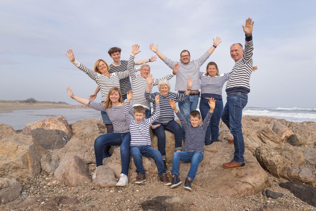 shooting famille en extérieur sur la plage à Montpellier. toute une famille s'amuse, durant la séance photo, réalisé par romain Graille photographie photographe de famille à Montpellier,