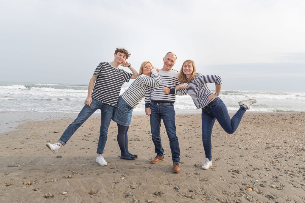 shooting famille en extérieur sur la plage à Montpellier. toute une famille s'amuse, durant la séance photo, réalisé par romain Graille photographie photographe de famille à Montpellier,