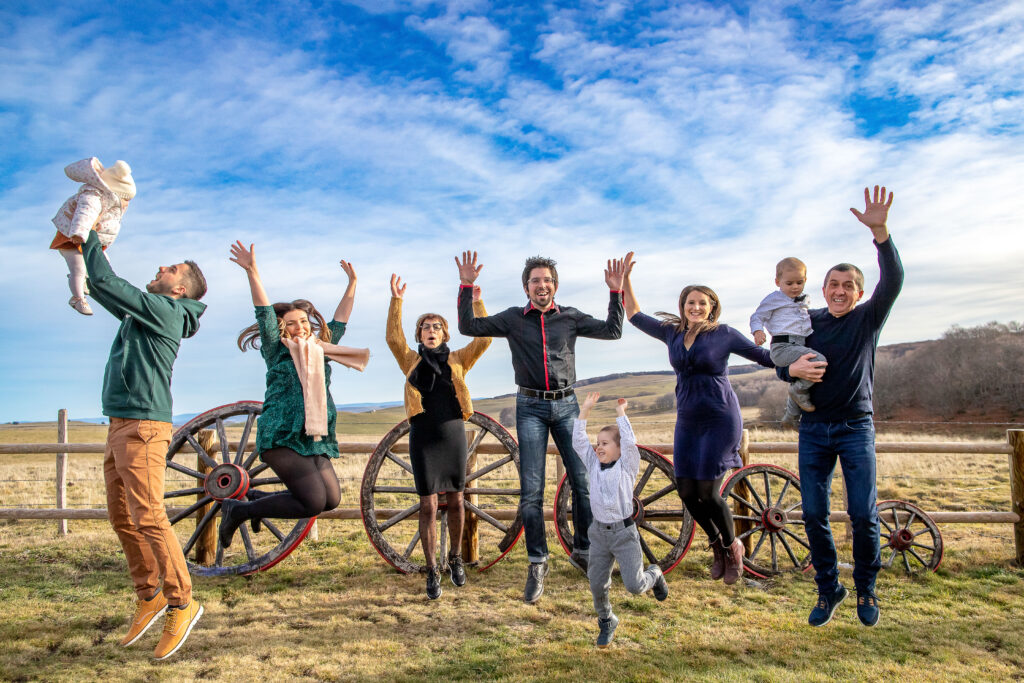 shooting famille en extérieur à Montpellier. toute une famille s'amuse, durant la séance photo, réalisé par romain Graille photographie photographe de famille à Montpellier,