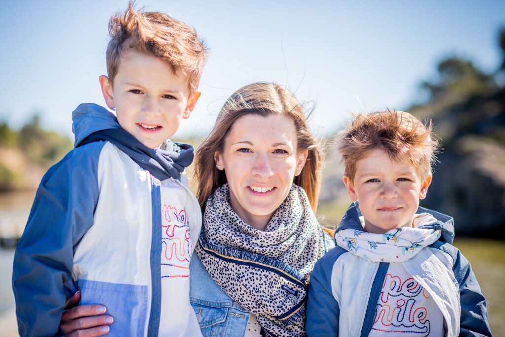 Shooting famille de camille et ses enfants, la maman et les deux enfants regarde l'objectif, dans une photo splendide réalisé en couleur par romain graille photographie