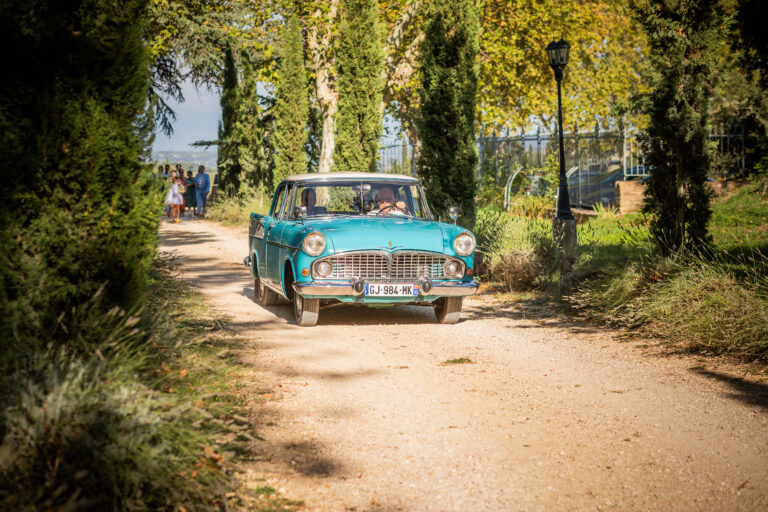 arrivée en voiture de collection de Léa et Victor