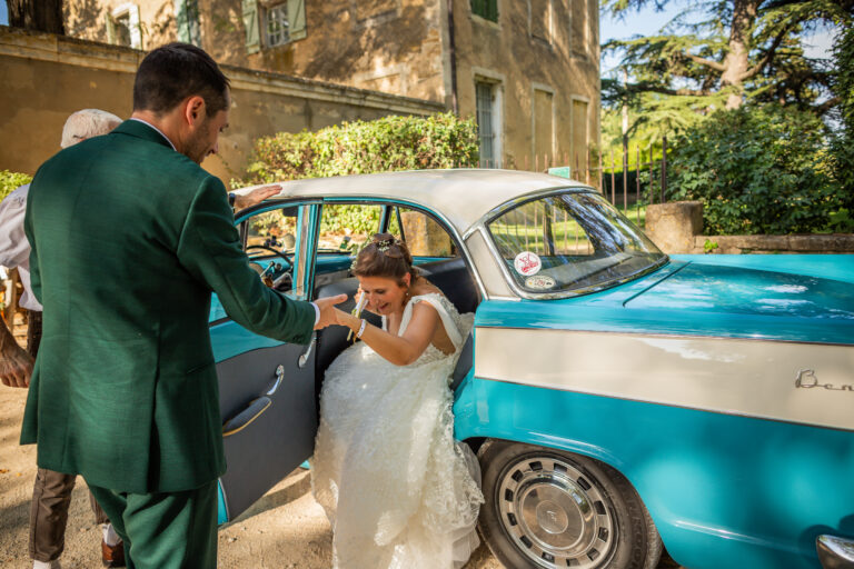 arrivée en voiture de collection de Léa et Victor