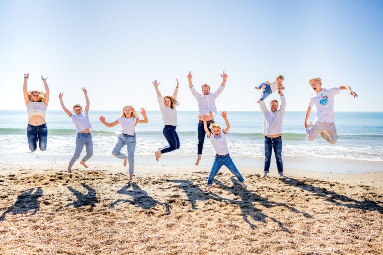 séance photo en famille sur la plage près de Béziers, toute la famille saute en même temps