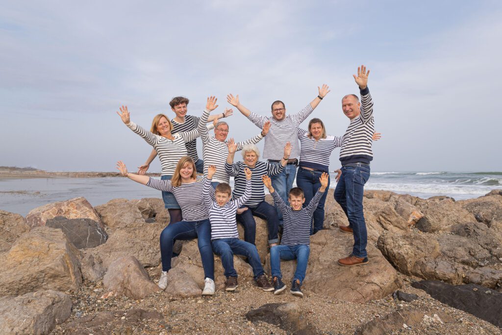 shooting famille en extérieur sur la plage à Béziers. toute une famille s'amuse, durant la séance photo, réalisé par romain Graille photographie photographe de famille à Béziers,