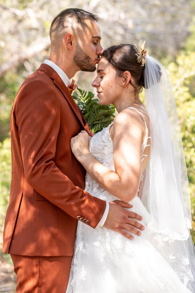 photographe de mariage à Montpellier, photo de couple, le marié embrasse la mariée sur le front