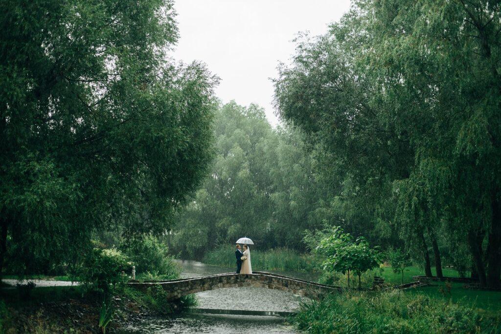 Mariage sous la pluie : Conseils, astuces et témoignages pour un jour inoubliable