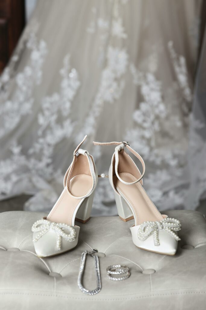 Accorder élégamment chaussures et robe de mariée : préparez-vous à briller le jour J